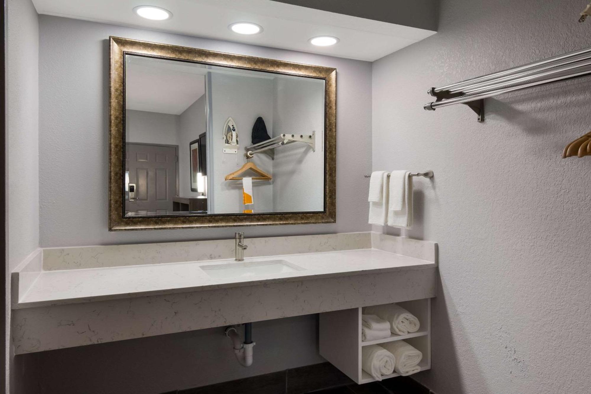 בוסייר סיטי Quality Inn Near Casinos And Convention Center מראה חיצוני תמונה